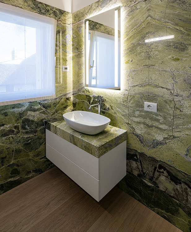 Bad, verkleidet mit Irish-Green-Marmor im Bookmatch