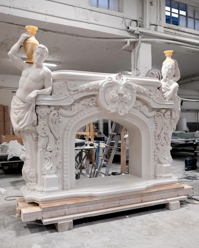 Monumentaler Kamin, gehauen aus Botticino Fiorito
