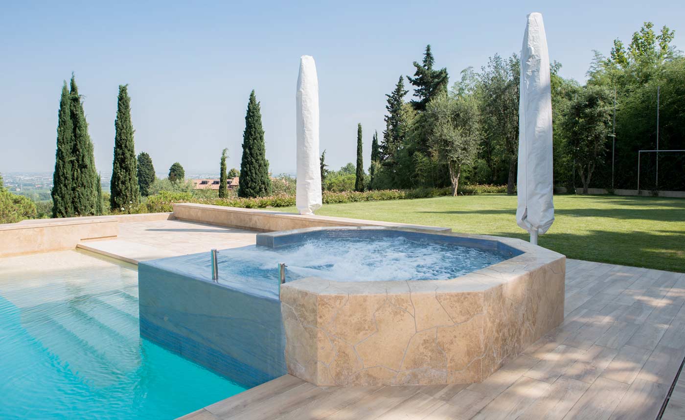 Piscina in travertino con luce integrata nella pietra